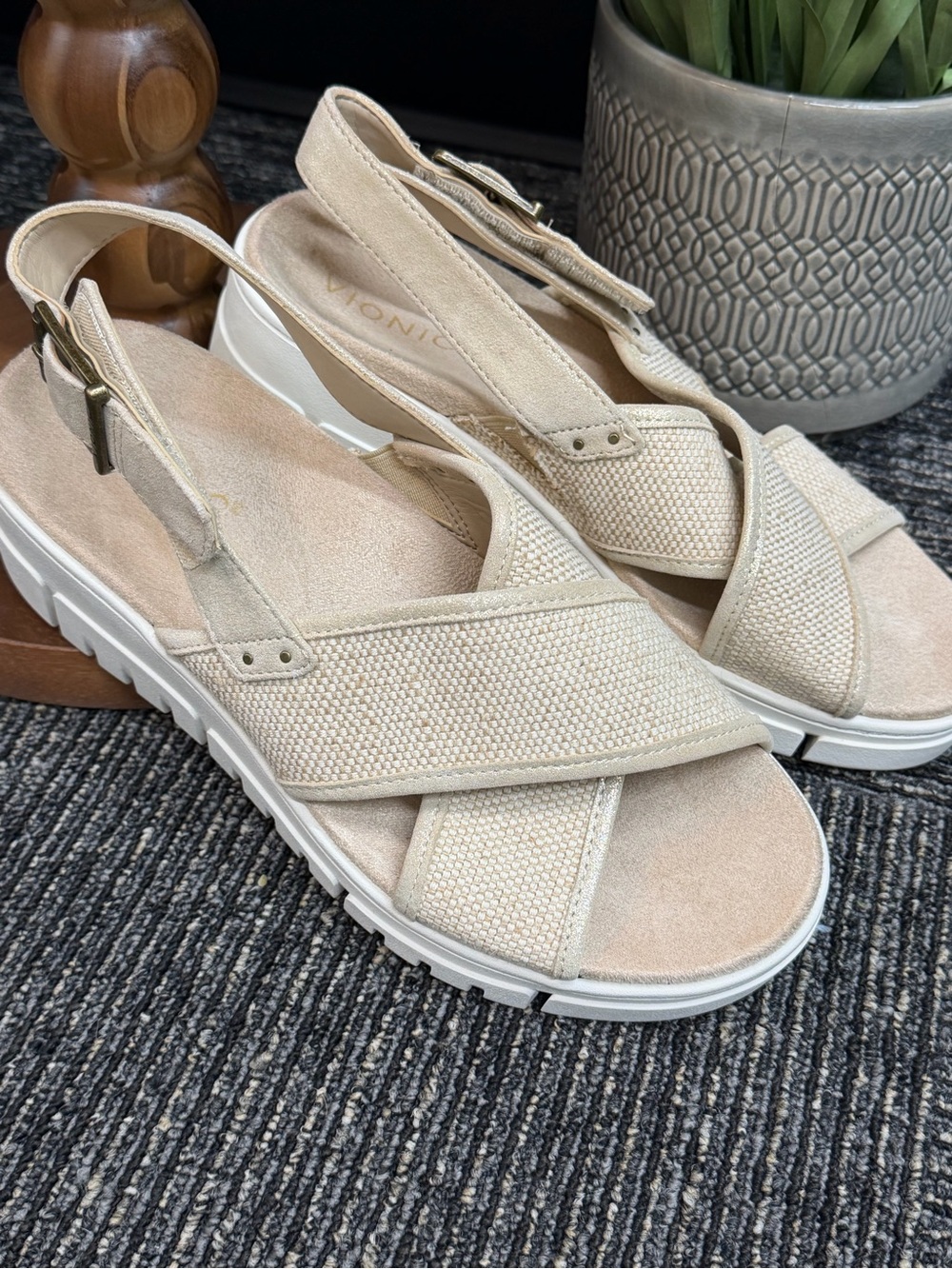 Vionic Beige/Cream Cross-Strap Slingback Sandal